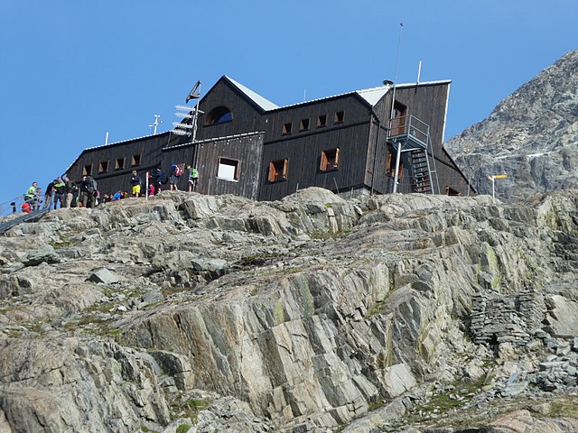 640px-Rifugio_Nacamuli_al_Col_Collon