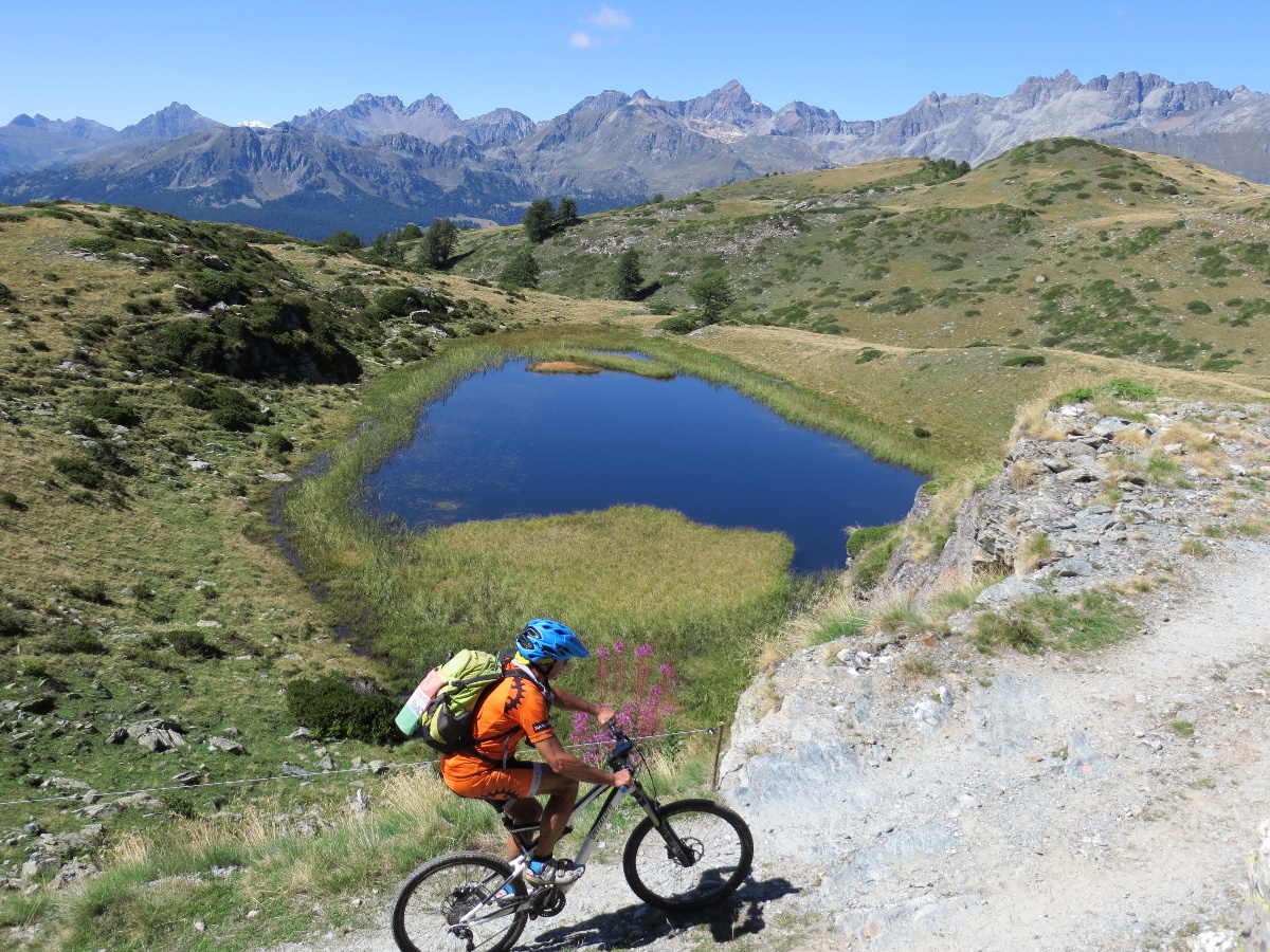 Percorrendo-lo-sterrato-che-costeggia-i-Laghi-di-Champlong