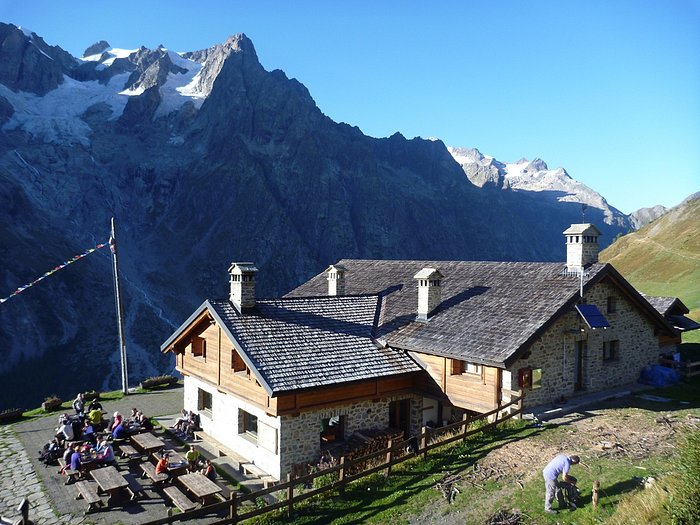 sunset-over-rifugio-bonatti